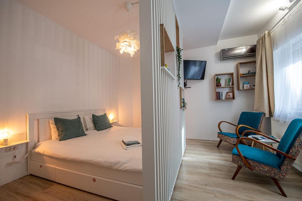 Communal lounge/ TV room, Bed, Library, Living room, Photo of the whole room, air conditioner