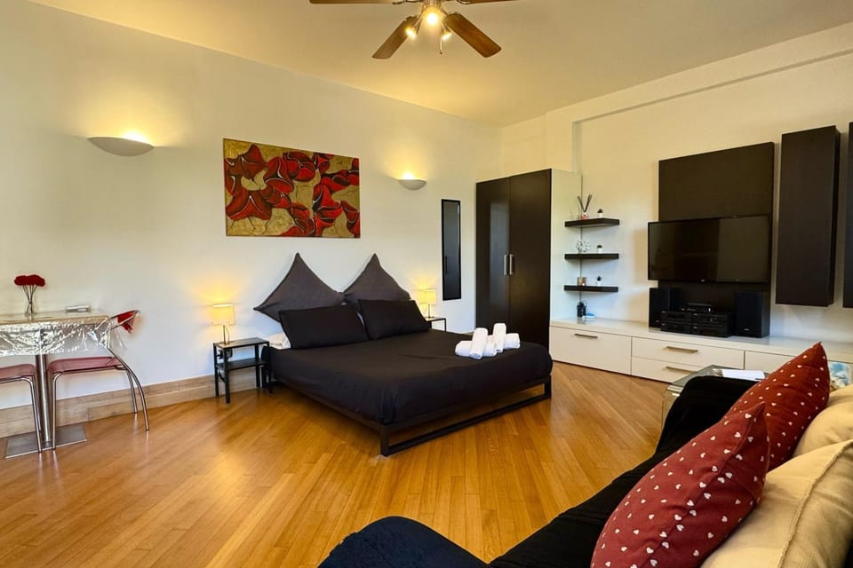 Bed, Living room, Photo of the whole room, Evening entertainment, Bedroom