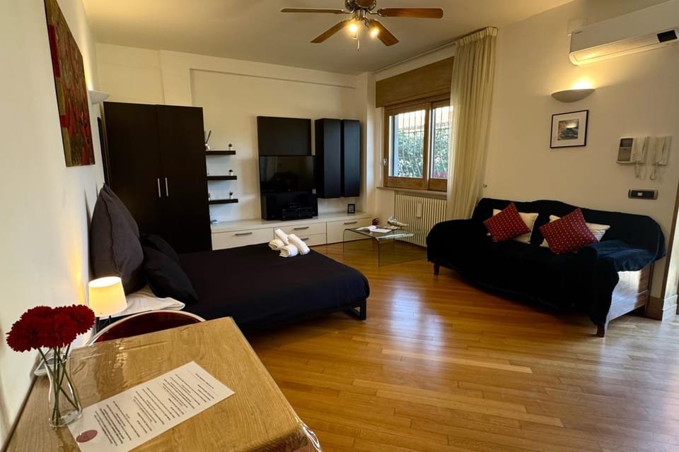 Bed, TV and multimedia, Living room, Photo of the whole room, Seating area, Bedroom