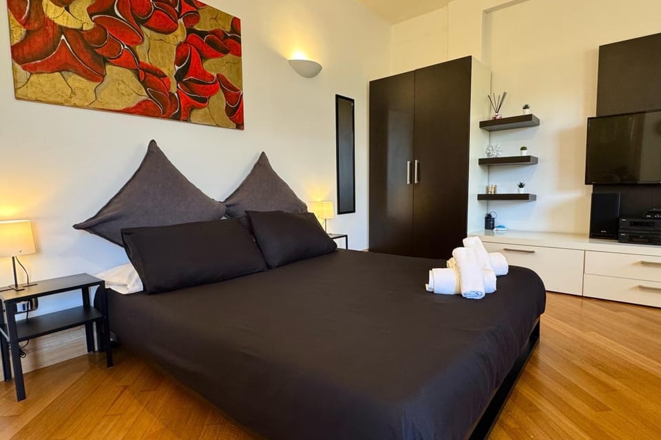 Bed, Bedroom, towels