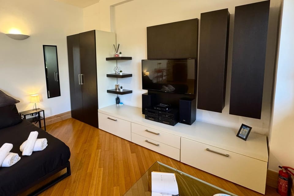 TV and multimedia, Living room, Bedroom
