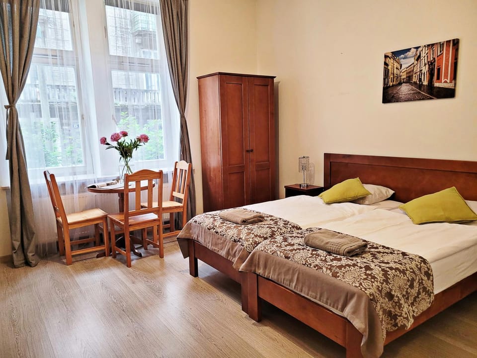 Bed, Photo of the whole room, Seating area, Bedroom