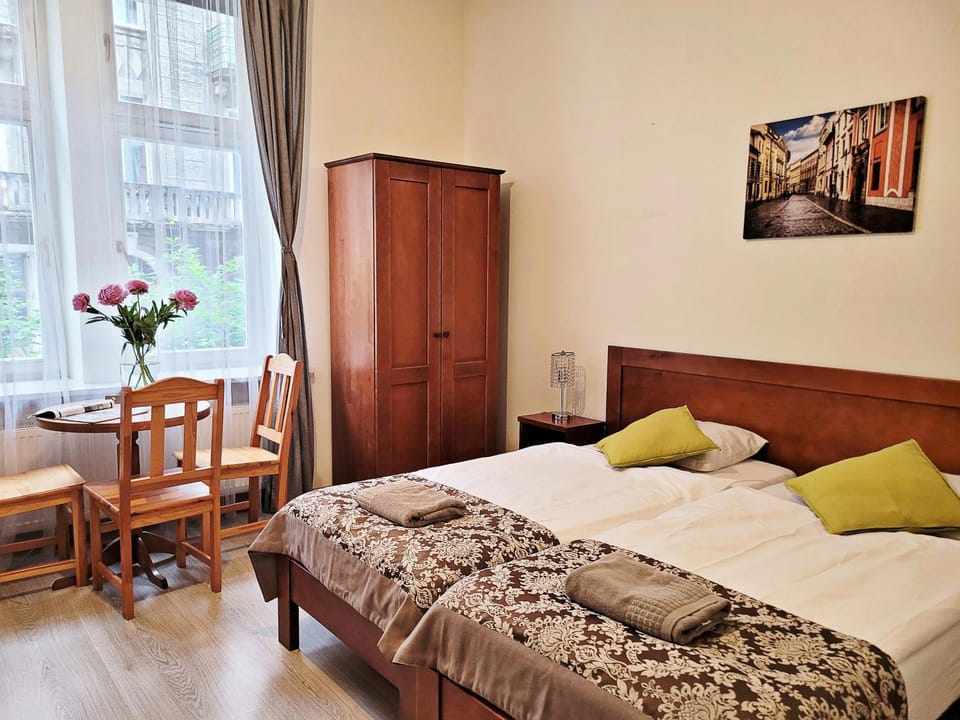 Bed, Photo of the whole room, Seating area, Bedroom