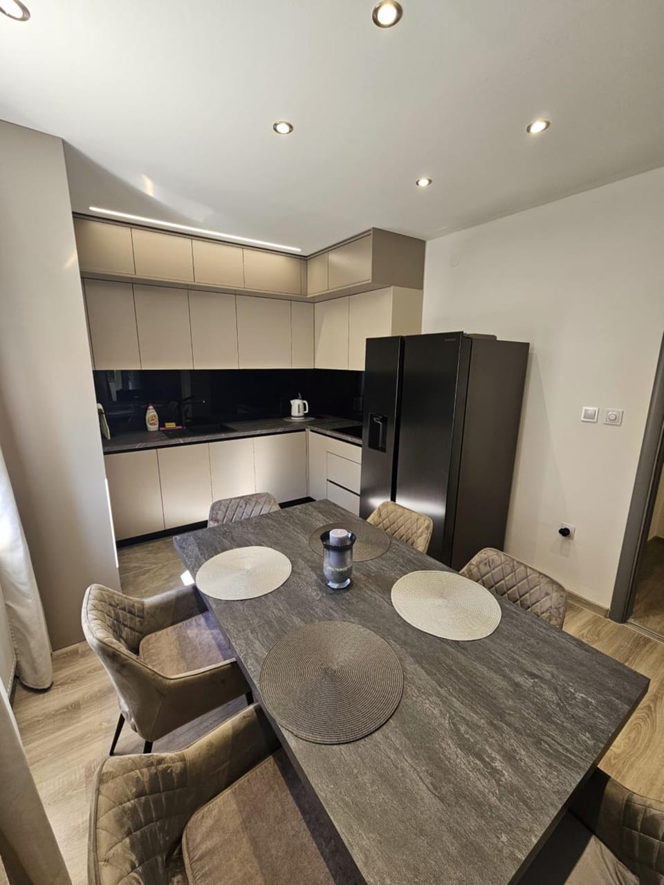 Kitchen or kitchenette, Dining area