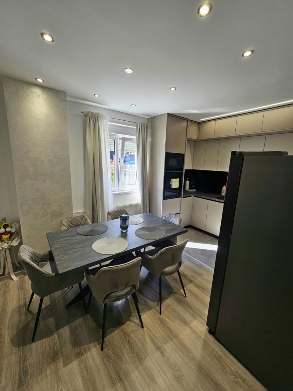 Kitchen or kitchenette, Dining area