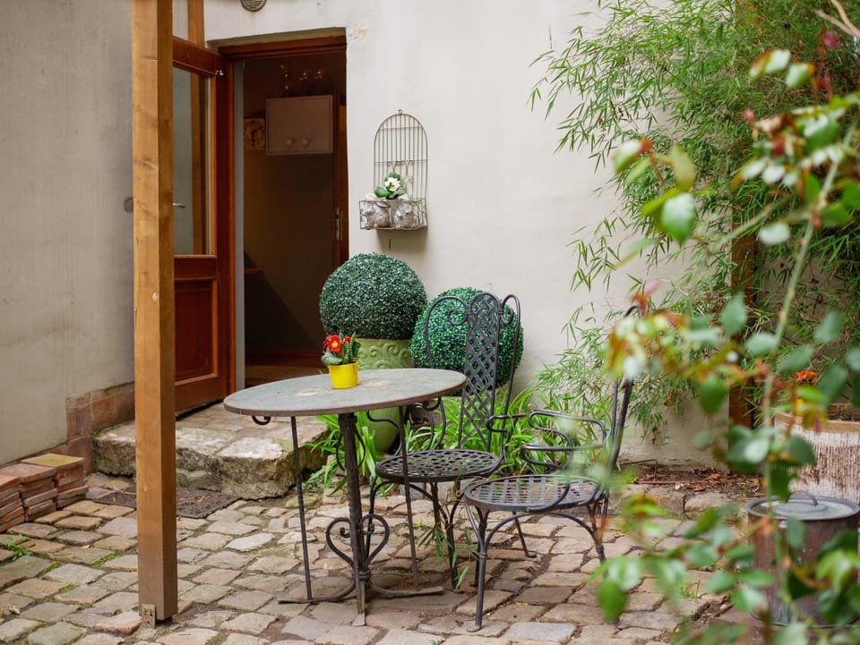 Patio, Day, Dining area