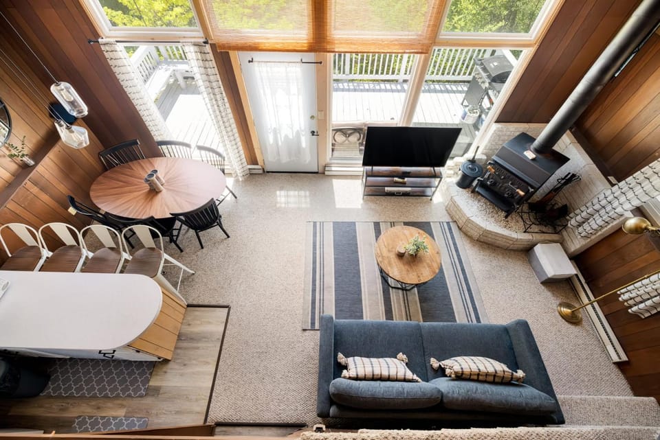 Communal lounge/ TV room, TV and multimedia, Living room, Seating area, Dining area