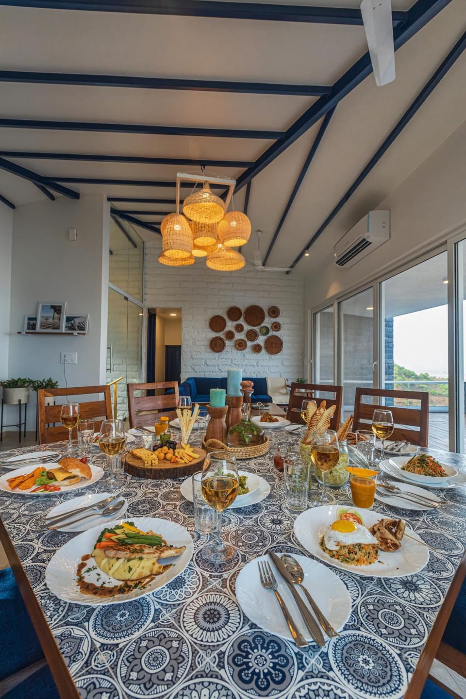 Food and drinks, Seating area, Dining area, Food, Lunch, Dinner