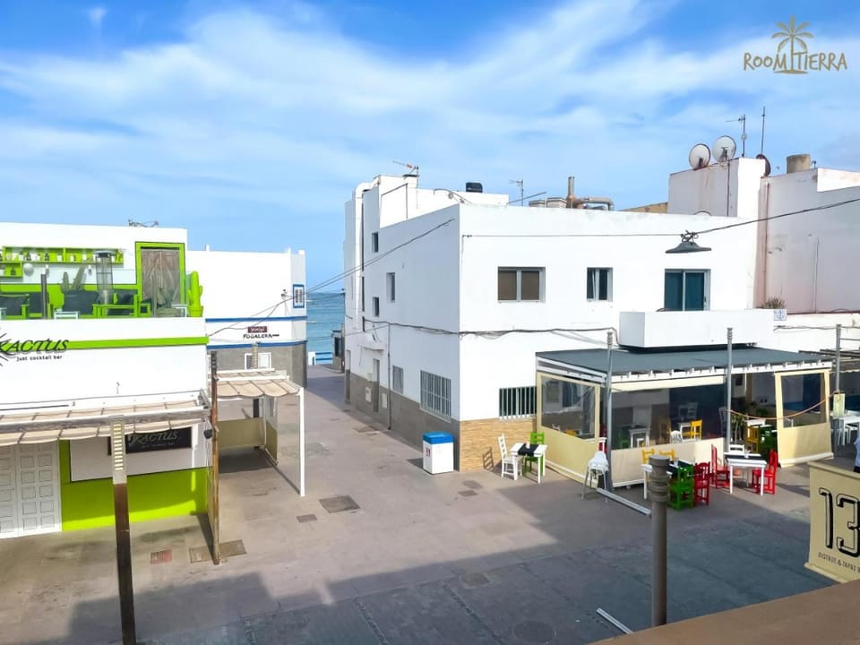 Room Tierra wifi free private bathroom , central town Apartment in Corralejo