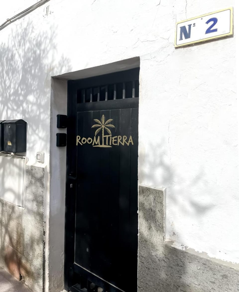 Room Tierra wifi free private bathroom , central town Apartment in Corralejo