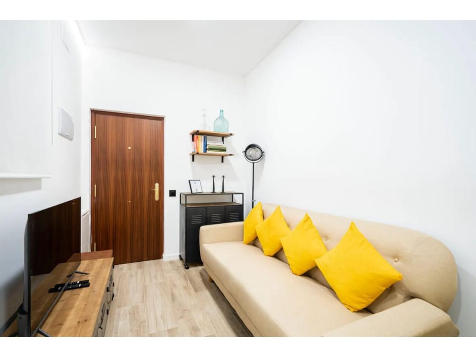 Apartamento amarillo en Atocha Apartment in Centro