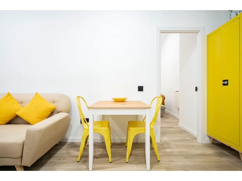 Apartamento amarillo en Atocha Apartment in Centro