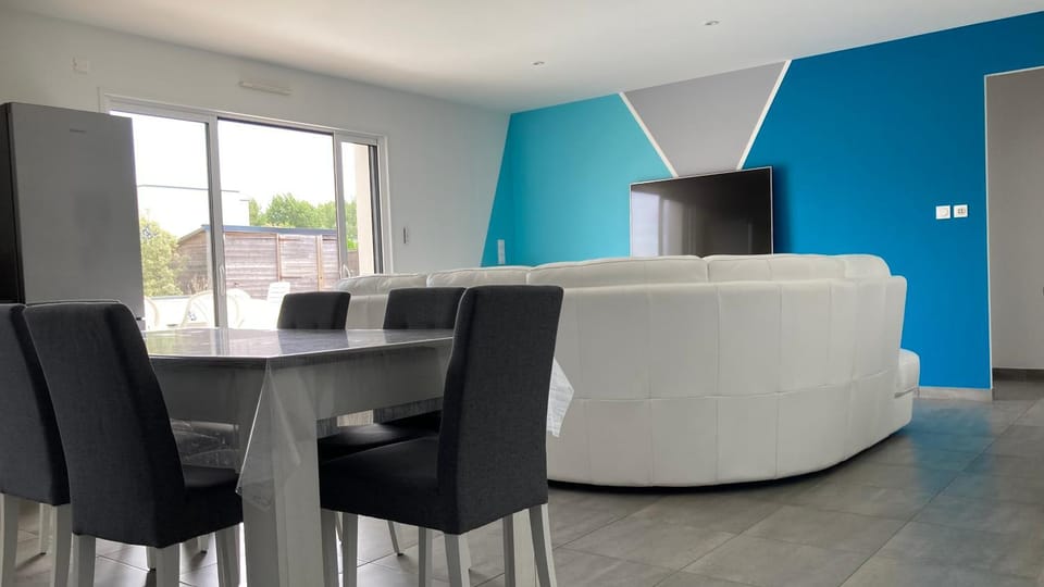 Living room, Seating area, Dining area