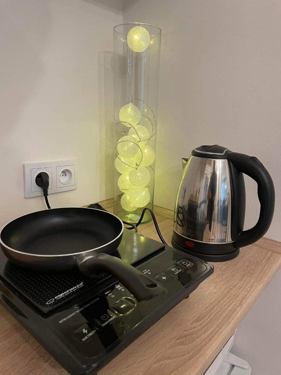 Coffee/tea facilities, Kitchen or kitchenette, stove