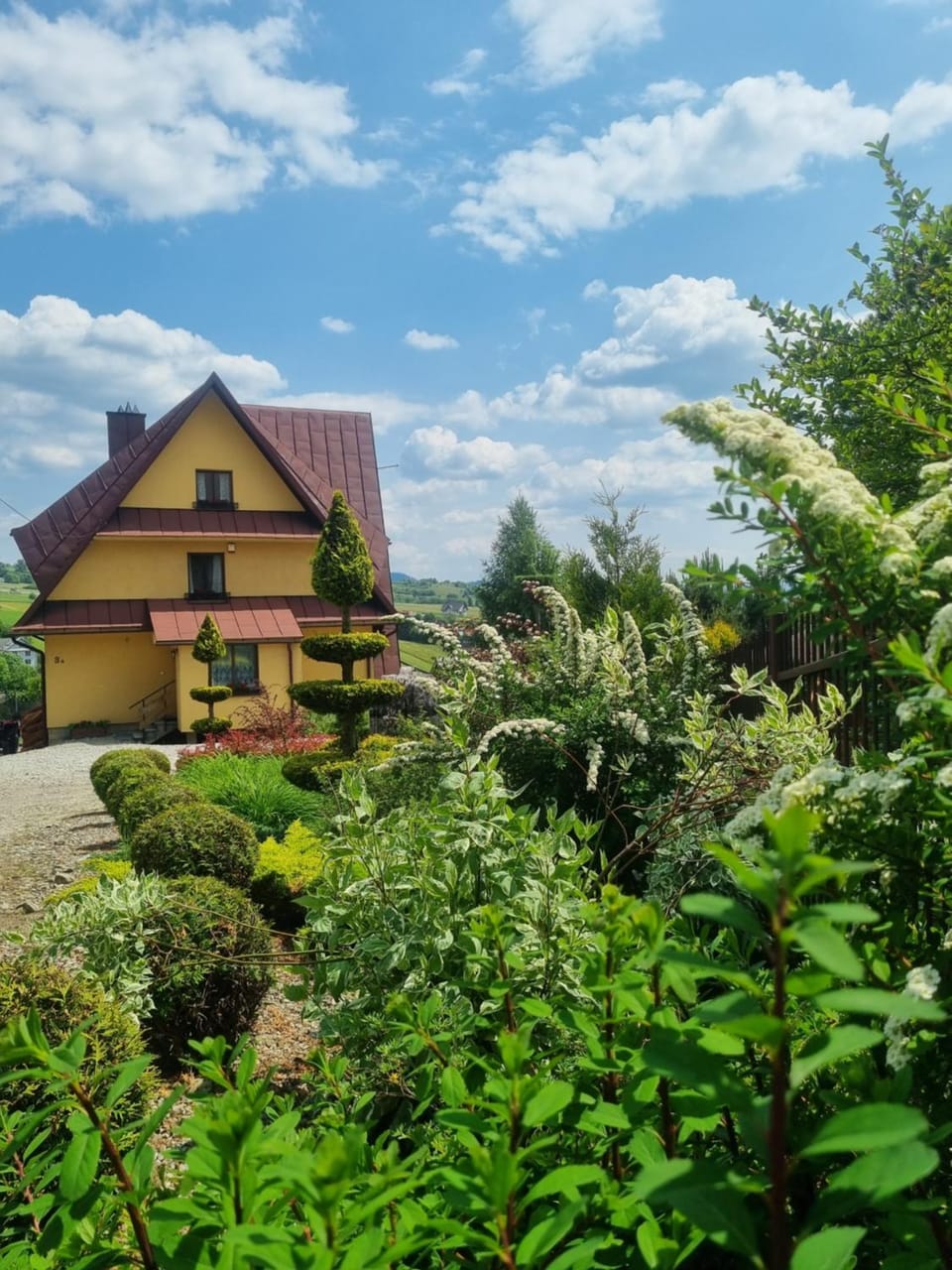 Property building, Facade/entrance, Day, Natural landscape, Garden, Windsurfing, Parking