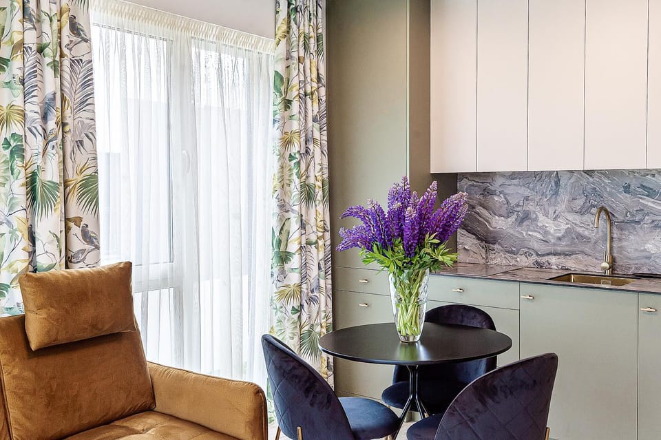 Kitchen or kitchenette, Living room, Seating area, Dining area