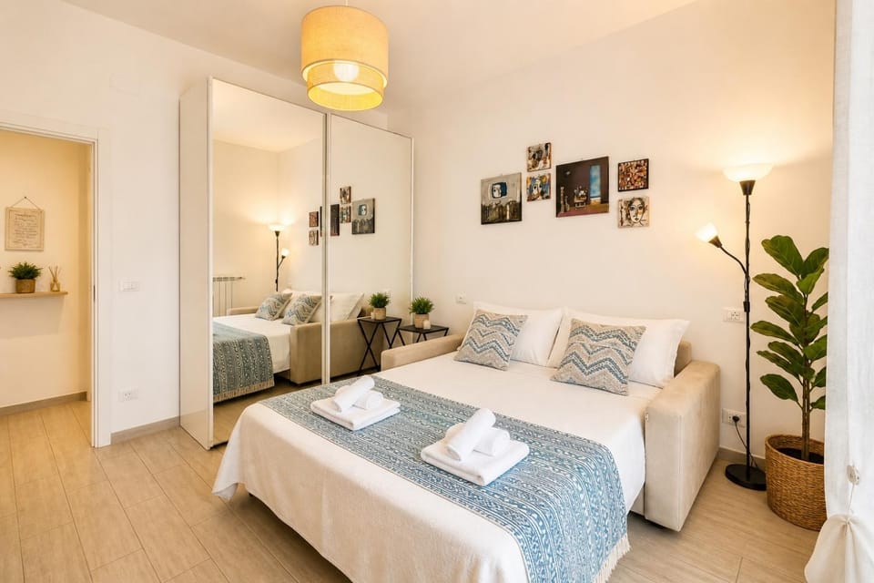 Bed, Bedroom, towels