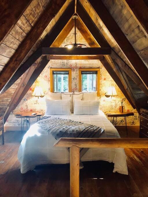 Bear Cottage Chalet in Pocono Mountains