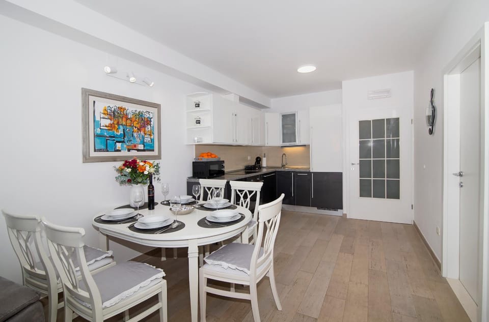 Kitchen or kitchenette, Seating area, Dining area