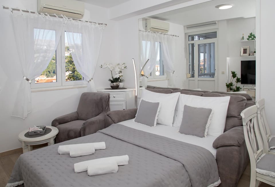 Bed, Living room
