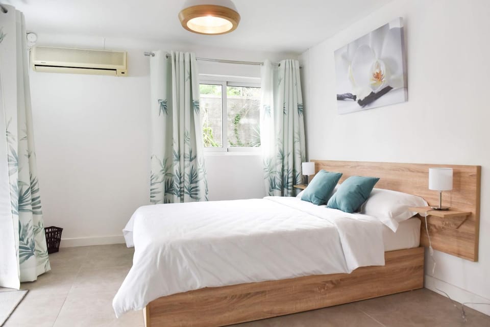 Shower, Toilet, Communal lounge/ TV room, BBQ facilities, Garden, Garden, Squash, Bathroom, TV and multimedia, Balcony/Terrace, Balcony/Terrace, Living room, Photo of the whole room, Dining area, Tennis court, Bedroom, Communal kitchen, Swimming pool, Swimming pool, Swimming pool