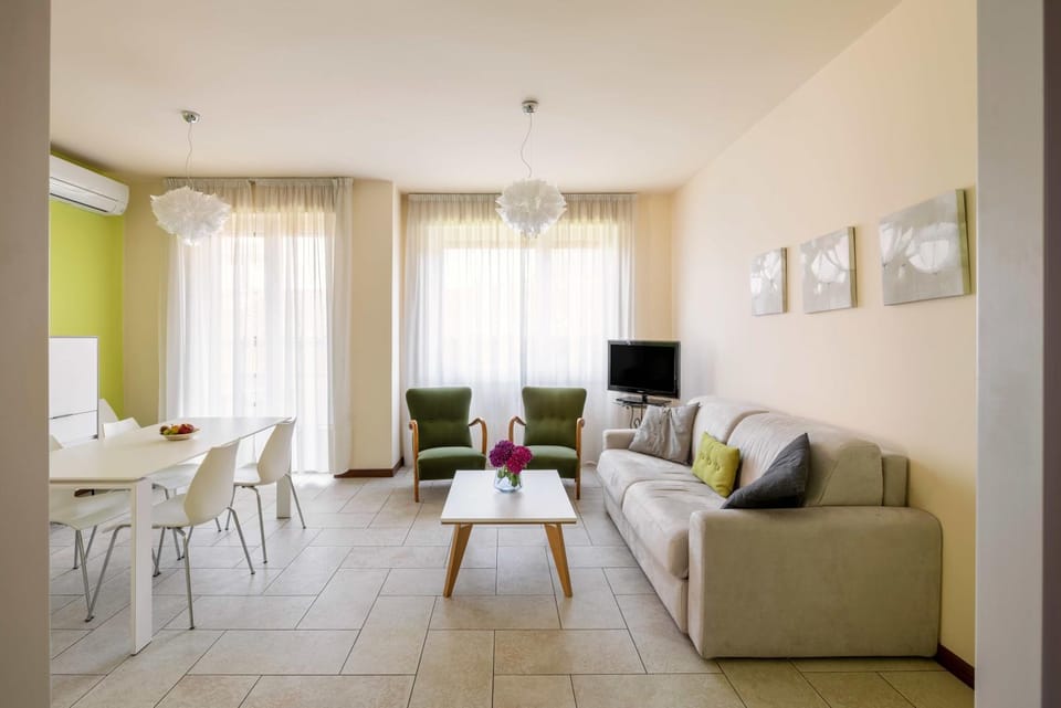 TV and multimedia, Living room, Dining area, air conditioner