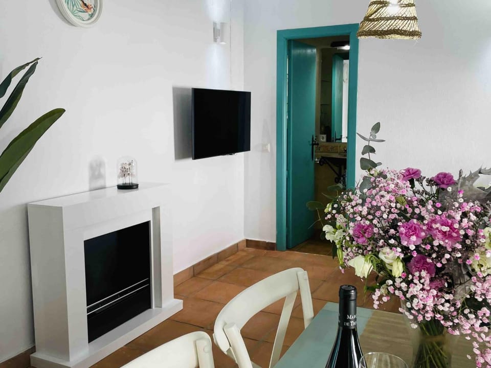 TV and multimedia, Living room, Seating area, Dining area