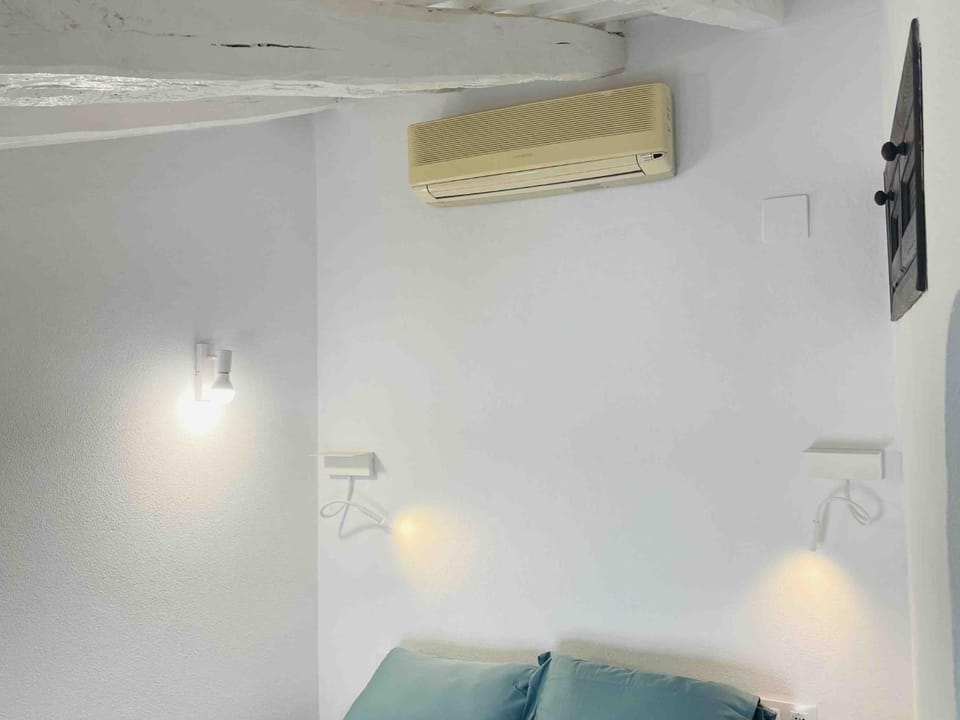 Bedroom, air conditioner