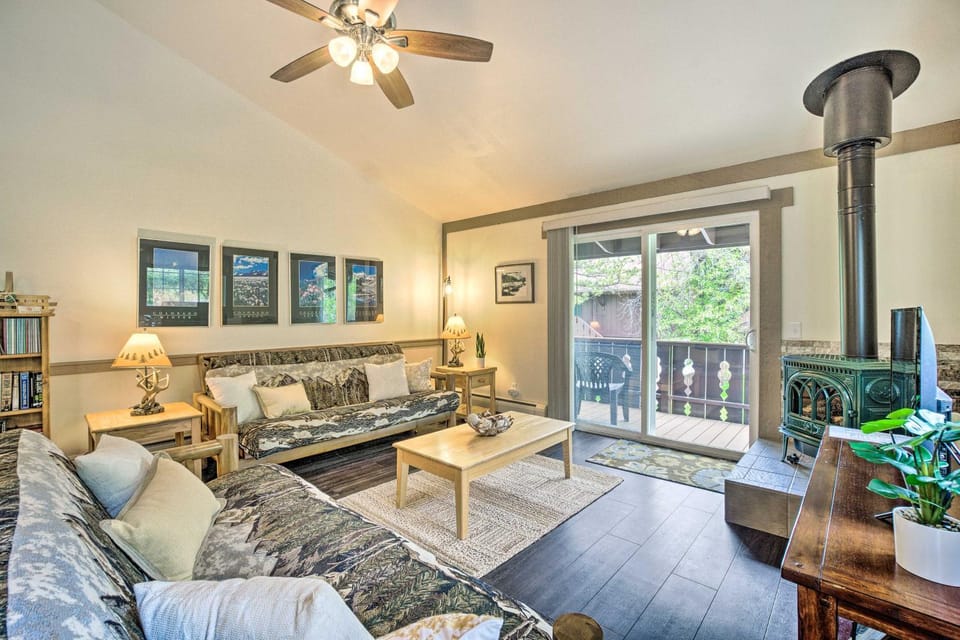 Cozy Condo on Fall River - 1 Mile to RMNP Gate! House in Estes Park