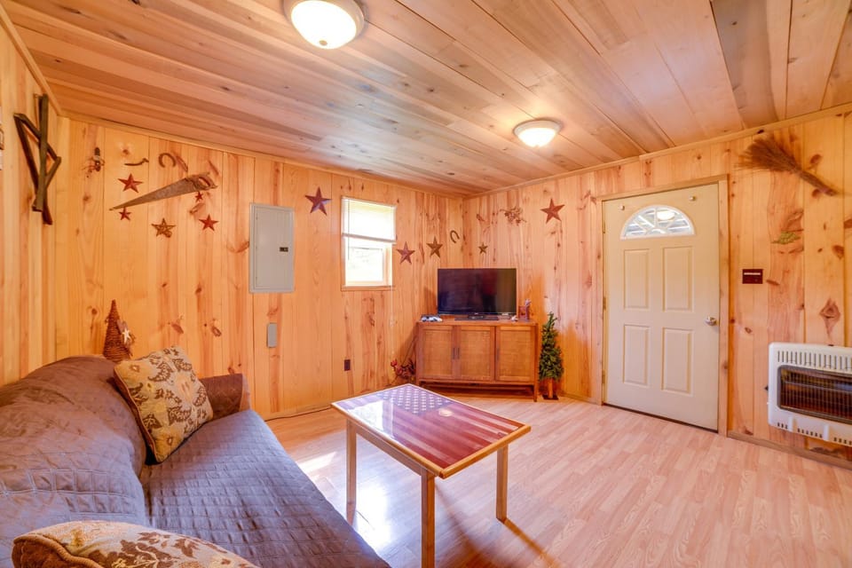 Rustic Cabin on Farm ~ 4 Mi to Kentucky Lake! Cabin in Lake Barkley