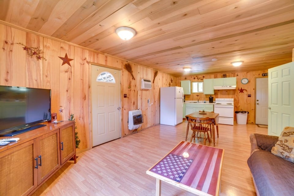 Rustic Cabin on Farm ~ 4 Mi to Kentucky Lake! Cabin in Lake Barkley