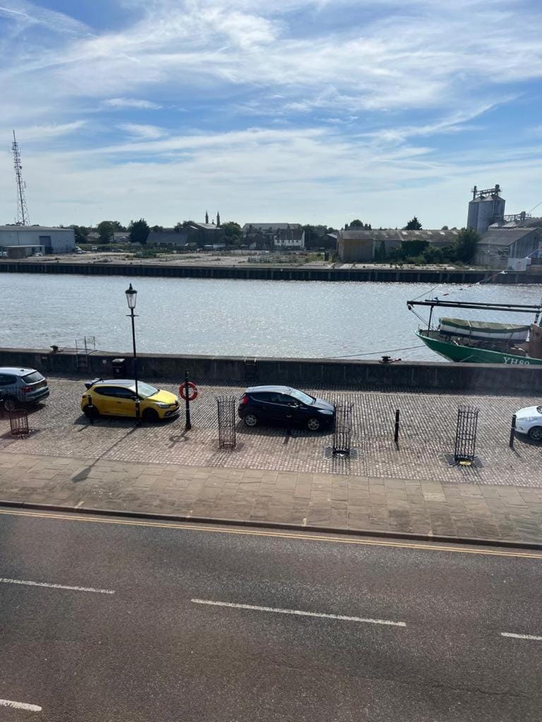River view, Street view