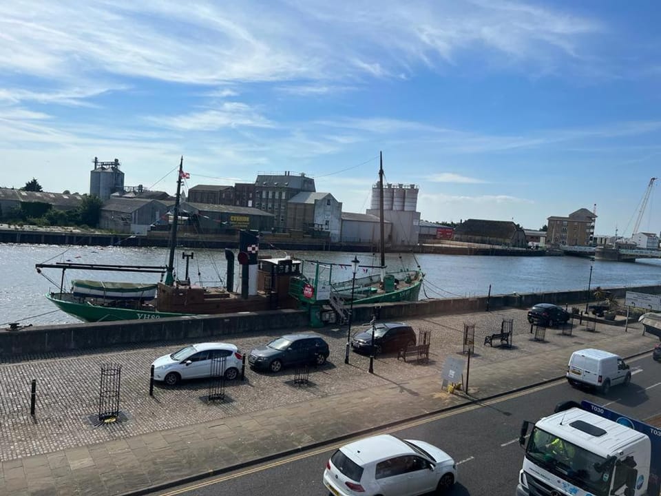 River view, Street view