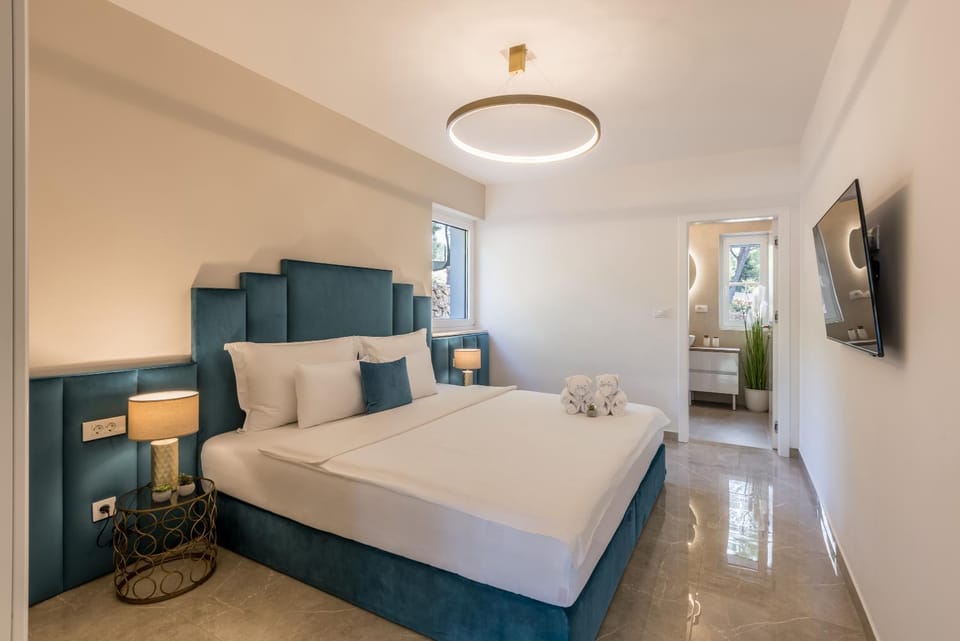 Bed, Bathroom, TV and multimedia, Bedroom