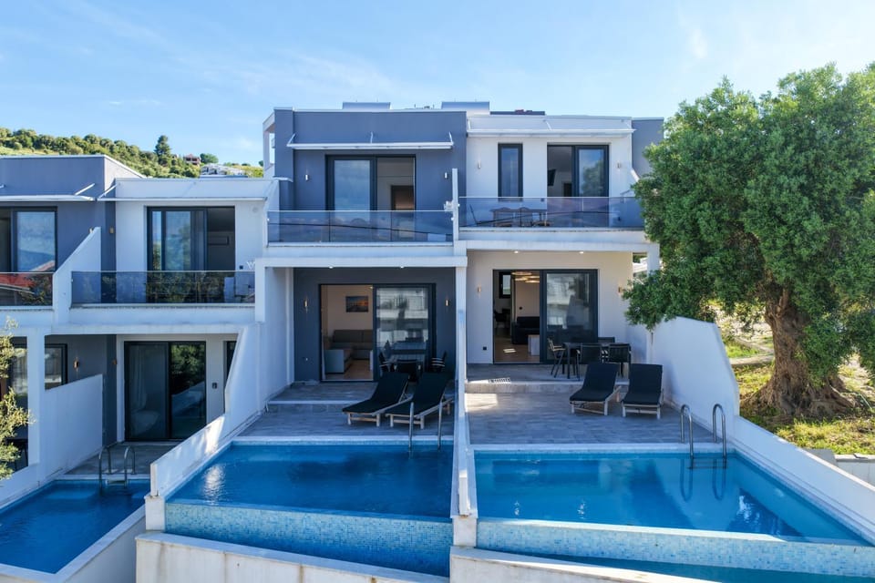 Property building, Patio, Day, Pool view, Swimming pool, sunbed