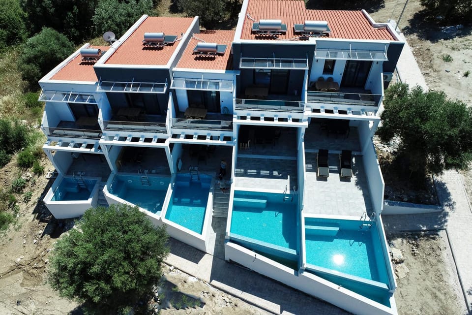 Property building, Day, Swimming pool, sunbed