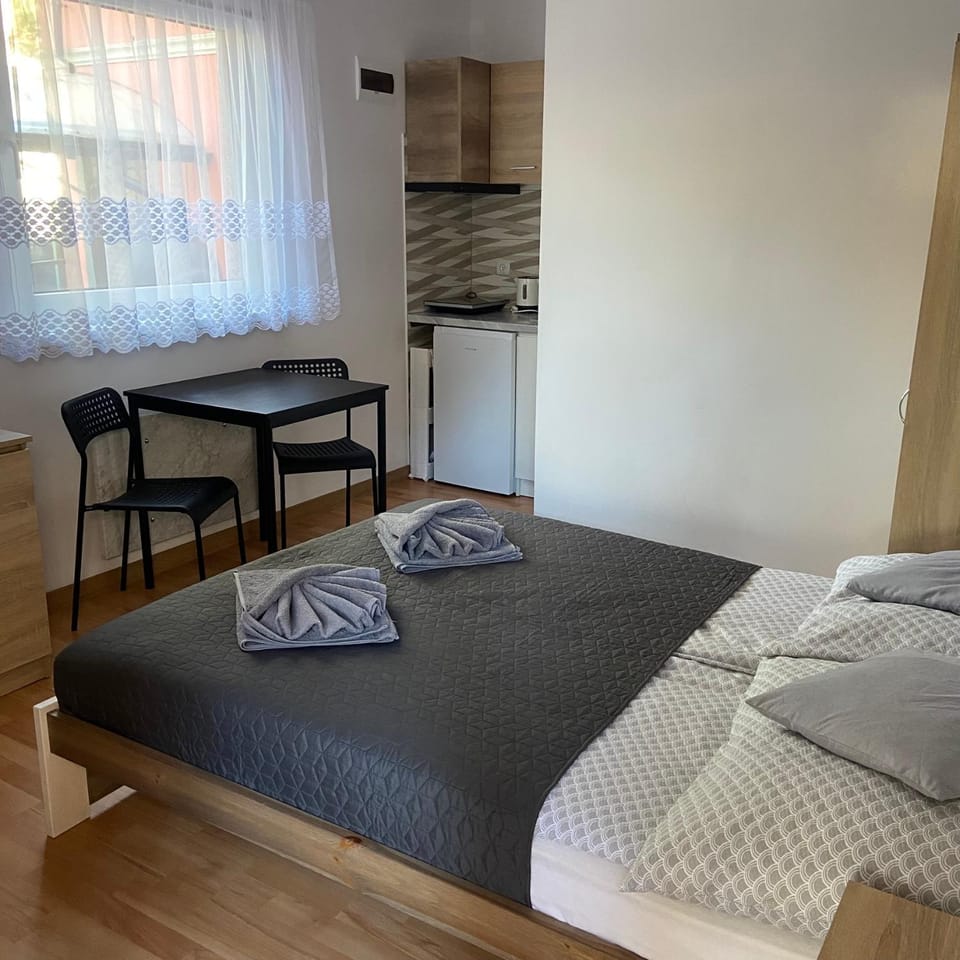 Bed, Kitchen or kitchenette, Photo of the whole room, Bedroom, towels