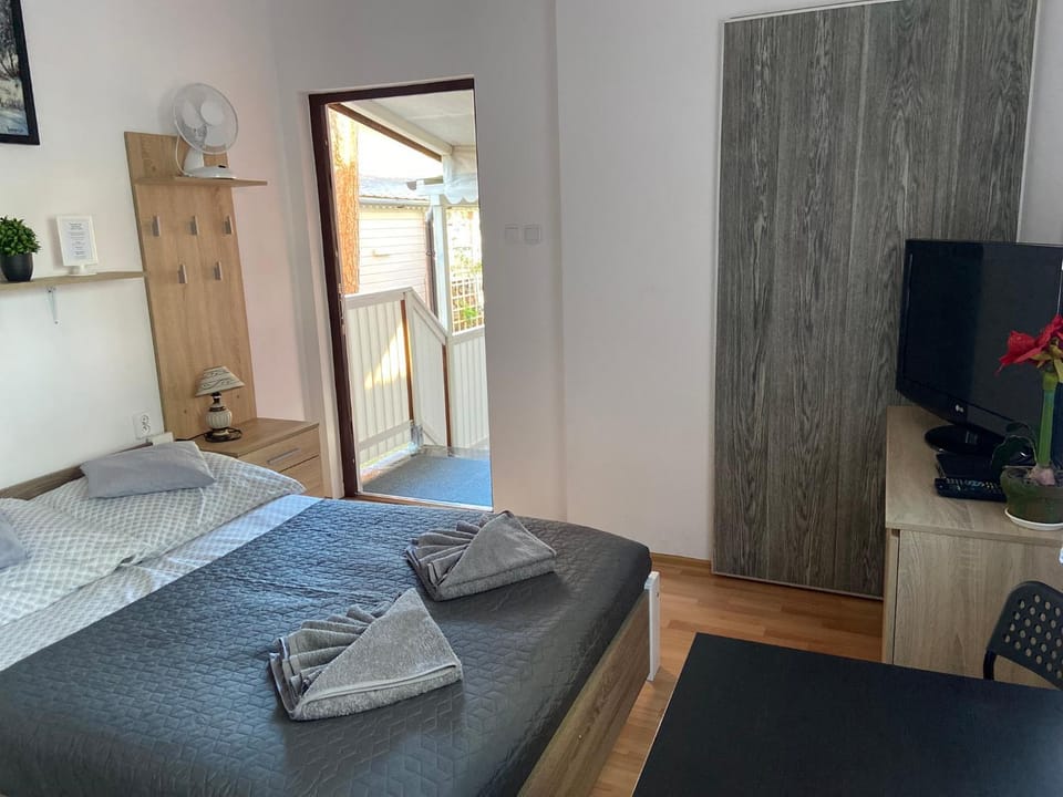 Bed, TV and multimedia, Photo of the whole room, Bedroom, towels, wardrobe