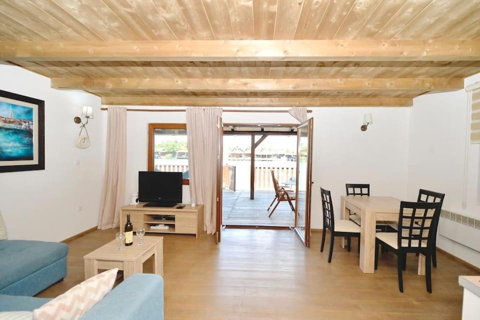 Communal lounge/ TV room, TV and multimedia, Balcony/Terrace, Living room, Seating area, Dining area