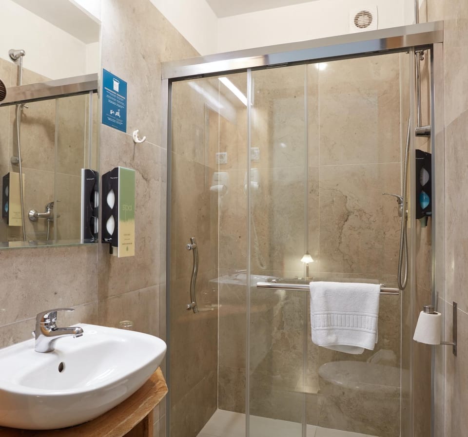 Shower, Toilet, Bathroom, Other, Photo of the whole room, Decorative detail, Area and facilities