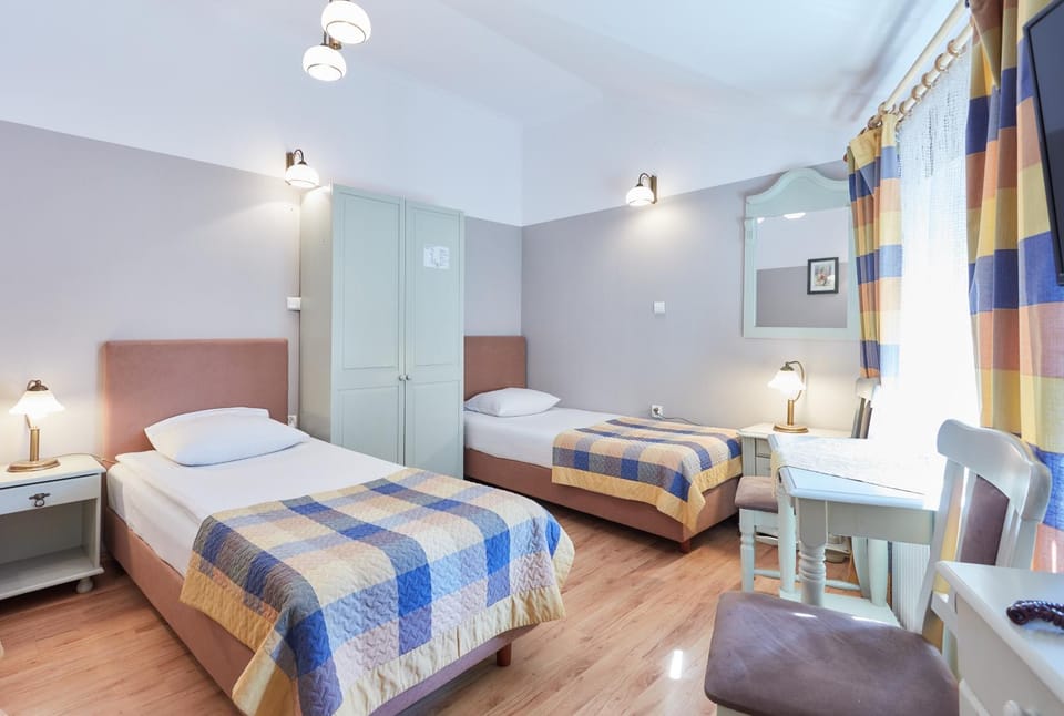 Bed, TV and multimedia, Other, Other, Photo of the whole room, Decorative detail, Decorative detail, Seating area, Bedroom, Area and facilities