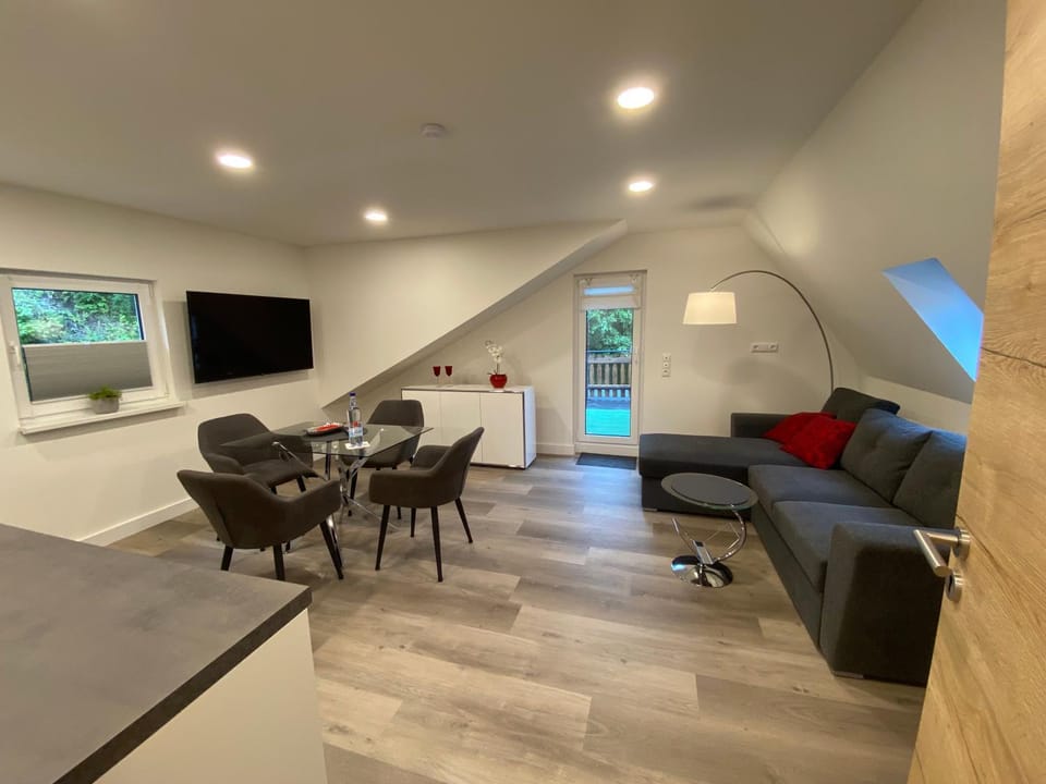 TV and multimedia, Living room, Seating area, Dining area