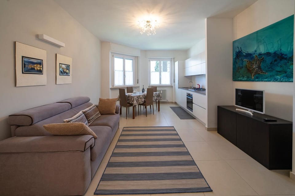 TV and multimedia, Kitchen or kitchenette, Living room, Seating area