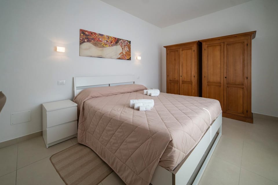 Bed, Photo of the whole room, Bedroom, towels, wardrobe