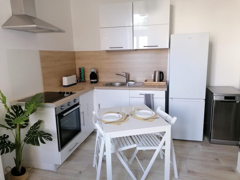 Kitchen or kitchenette, Dining area