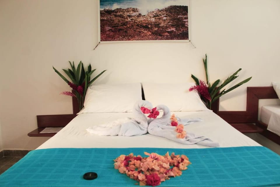 Bed, Food and drinks, Photo of the whole room, Bedroom, Food, Drinks