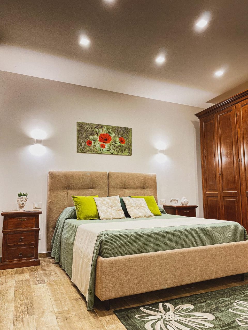 Photo of the whole room, Bedroom