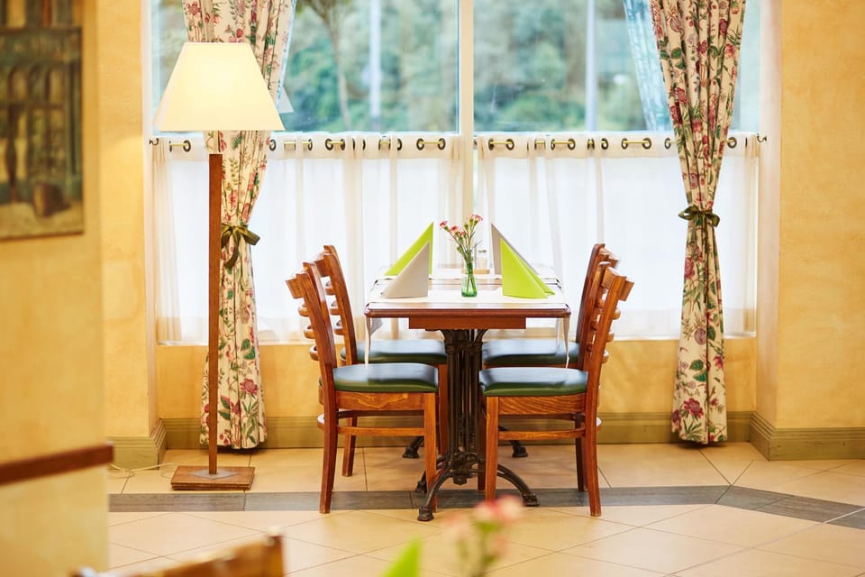 Restaurant/places to eat, Restaurant/places to eat, Dining area