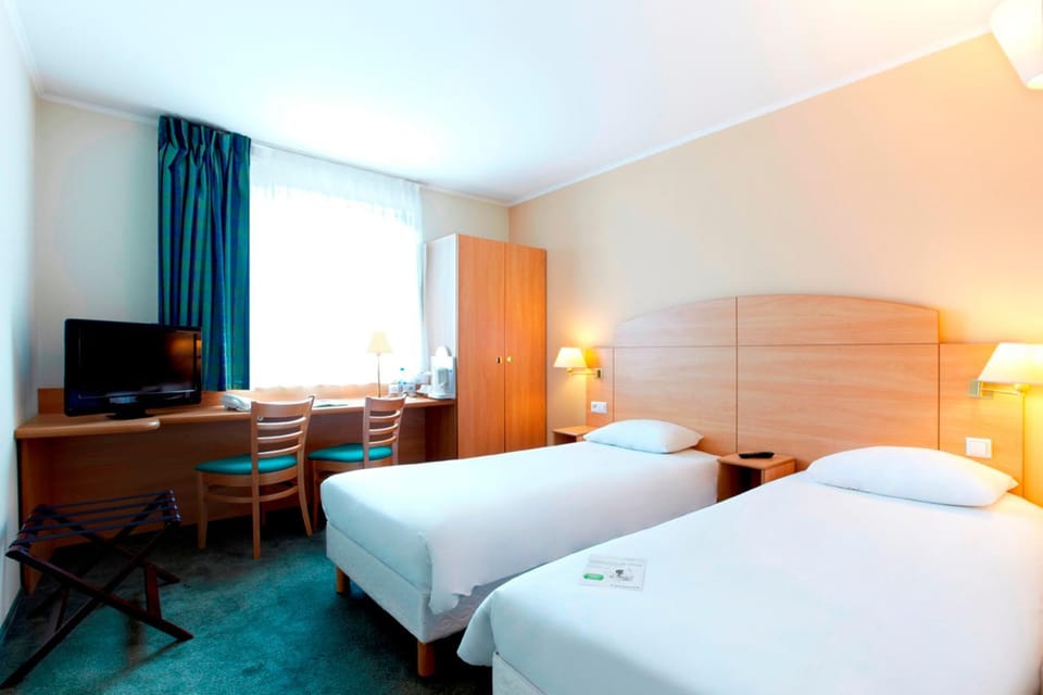Bed, TV and multimedia, Photo of the whole room, wardrobe