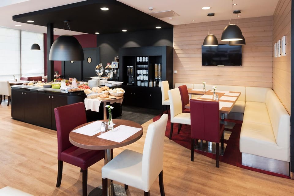 Restaurant/places to eat, Lounge or bar